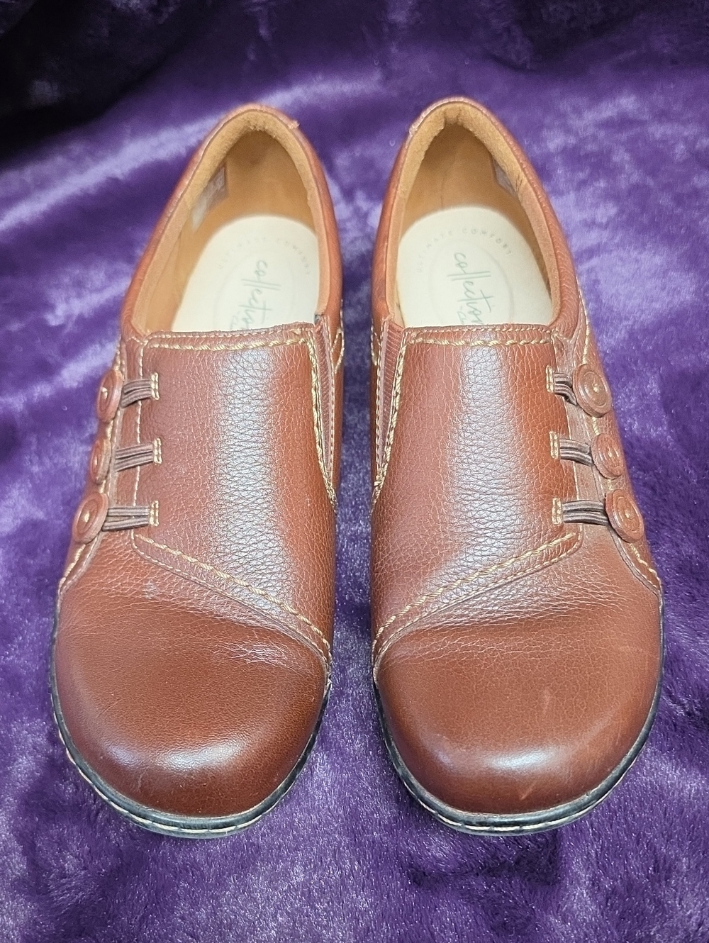 Clarks Women's Brown Leather Slip-On Loafers with Button Accents sz 9